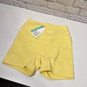 yellow saski gym shorts daisy set